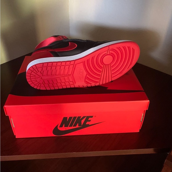 Jordan 1 Retro - Satin Bred - Picture 2 of 4